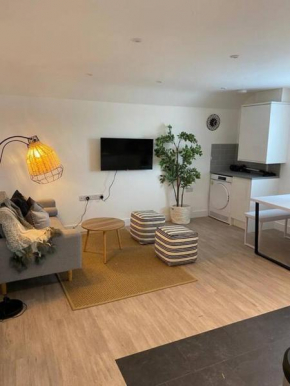 Fishponds Flat 6 by Mia Living One bedroom apartment